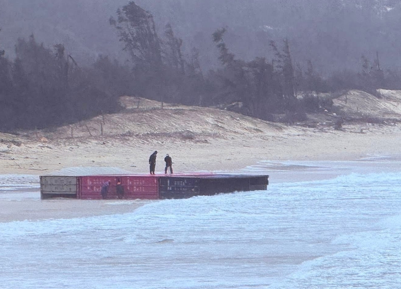 20 container rơi tr&ecirc;n v&ugrave;ng biển Đ&agrave; Nẵng, xử l&yacute; thế n&agrave;o?- Ảnh 1.