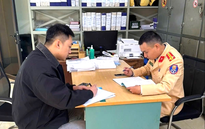 Tuy&ecirc;n Quang: Xử phạt t&agrave;i xế l&ugrave;i &ocirc; t&ocirc; tr&ecirc;n dốc Thẩm M&atilde; 2,5 triệu đồng- Ảnh 1.