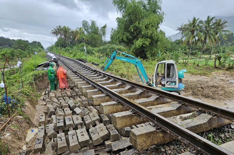 Huy động toàn lực mở lại các tuyến giao thông huyết mạch sau mưa lũ lịch sử Trung Bộ- Ảnh 2. Huy động toàn lực mở lại các tuyến giao thông huyết mạch sau mưa lũ lịch sử Trung Bộ- Ảnh 2.