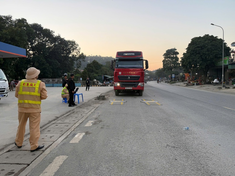Cảnh s&aacute;t giao th&ocirc;ng Ph&uacute; Thọ xử l&yacute; h&agrave;ng loạt xe tải cỡ lớn c&agrave;y n&aacute;t tuyến đường d&acirc;n sinh- Ảnh 13.
