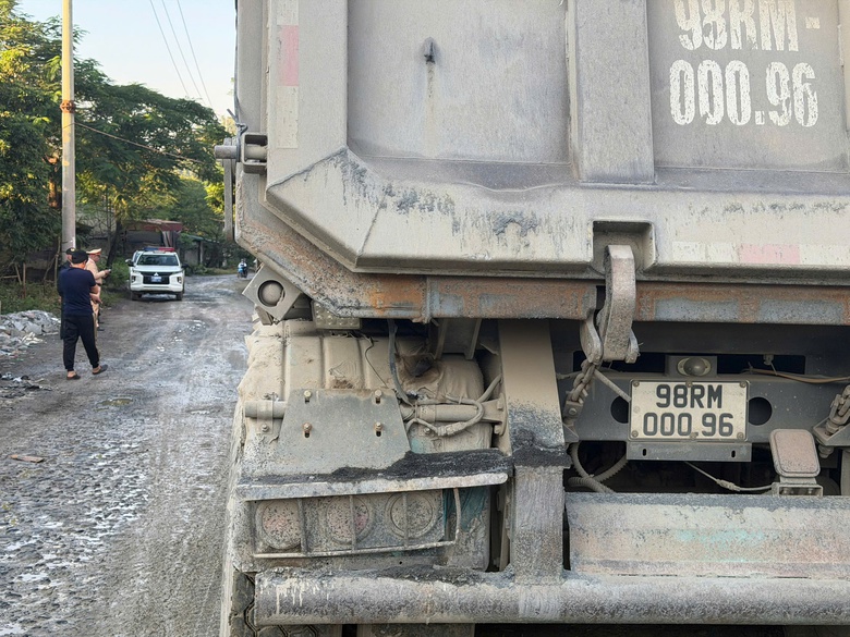 Cảnh s&aacute;t giao th&ocirc;ng Ph&uacute; Thọ xử l&yacute; h&agrave;ng loạt xe tải cỡ lớn c&agrave;y n&aacute;t tuyến đường d&acirc;n sinh- Ảnh 8.