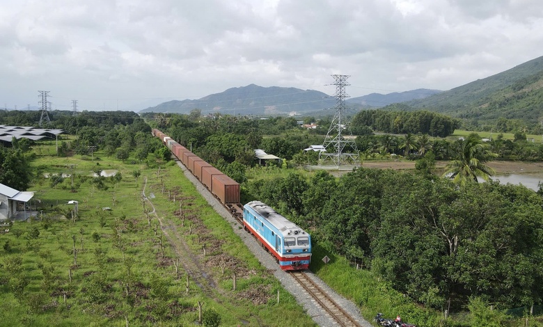 Thứ trưởng Nguyễn Danh Huy kiểm tra c&aacute;c điểm hư hỏng tr&ecirc;n đường sắt Bắc - Nam do mưa lũ- Ảnh 2.
