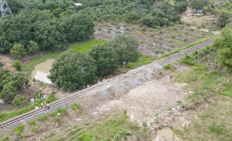 Thứ trưởng Nguyễn Danh Huy kiểm tra c&aacute;c điểm hư hỏng tr&ecirc;n đường sắt Bắc - Nam do mưa lũ- Ảnh 3.