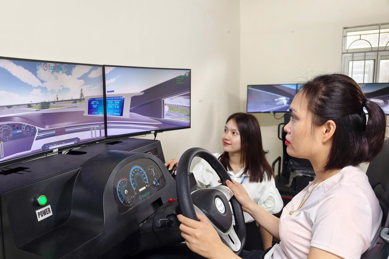 Bộ Công an đề xuất bỏ bài thi mô phỏng khi sát hạch giấy phép lái xe- Ảnh 1. Bộ Công an đề xuất bỏ bài thi mô phỏng khi sát hạch giấy phép lái xe- Ảnh 1.