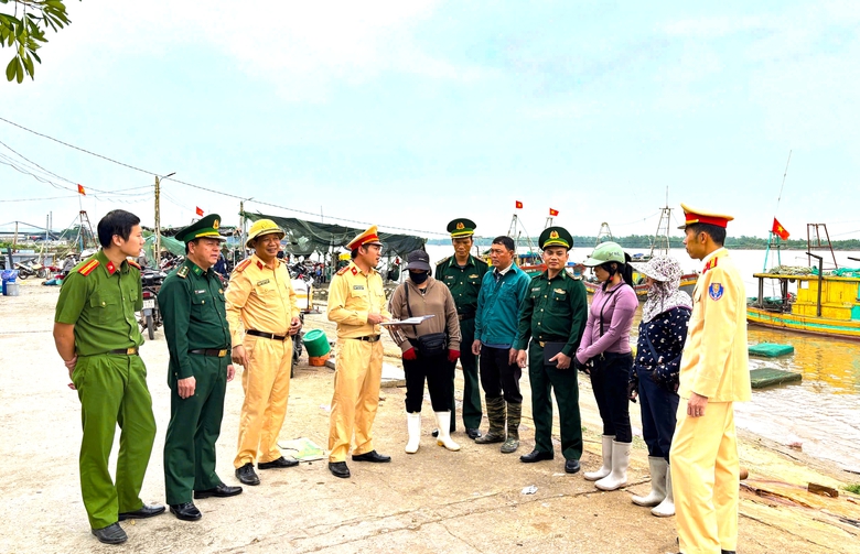 CSGT Hưng Y&ecirc;n xử phạt 24 trường hợp vi phạm giao th&ocirc;ng đường thủy- Ảnh 2.