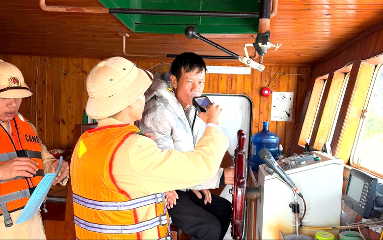 CSGT Hưng Y&ecirc;n xử phạt 24 trường hợp vi phạm giao th&ocirc;ng đường thủy- Ảnh 1.