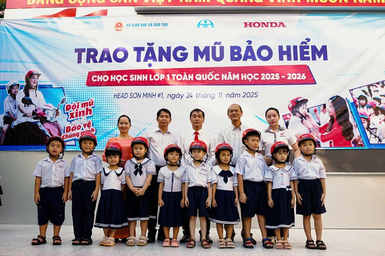 Honda Sơn Minh trao mũ bảo hiểm cho h&agrave;ng ngh&igrave;n học sinh tiểu học ở B&igrave;nh Ch&aacute;nh, TP.HCM- Ảnh 1.