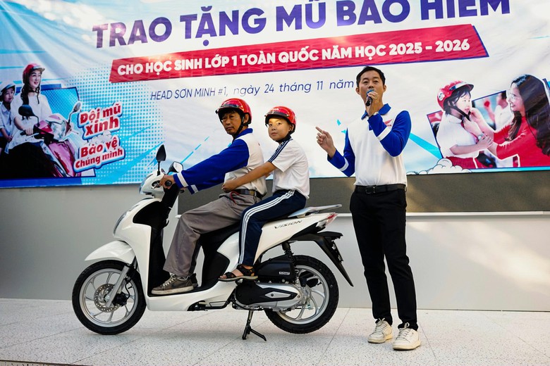 Honda Sơn Minh trao mũ bảo hiểm cho h&agrave;ng ngh&igrave;n học sinh tiểu học ở B&igrave;nh Ch&aacute;nh, TP.HCM- Ảnh 2.