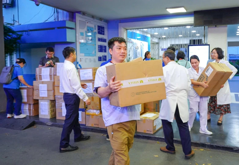 Gần 100 y b&aacute;c sĩ TP.HCM l&ecirc;n đường, chung tay chăm s&oacute;c sức khỏe đồng b&agrave;o v&ugrave;ng lũ- Ảnh 3.