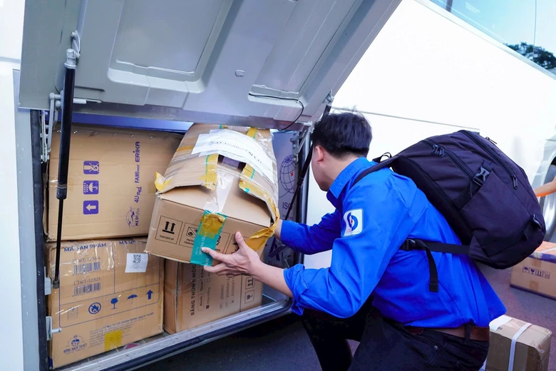 Gần 100 y b&aacute;c sĩ TP.HCM l&ecirc;n đường, chung tay chăm s&oacute;c sức khỏe đồng b&agrave;o v&ugrave;ng lũ- Ảnh 2.