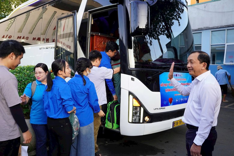 Gần 100 y b&aacute;c sĩ TP.HCM l&ecirc;n đường, chung tay chăm s&oacute;c sức khỏe đồng b&agrave;o v&ugrave;ng lũ- Ảnh 4.