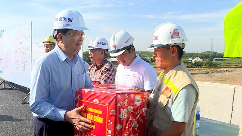 Phó Thủ tướng Mai Văn Chính: Đẩy nhanh thi công Vành đai 3 TP.HCM, kịp thông xe 19/12- Ảnh 3. Phó Thủ tướng Mai Văn Chính: Đẩy nhanh thi công Vành đai 3 TP.HCM, kịp thông xe 19/12- Ảnh 3.