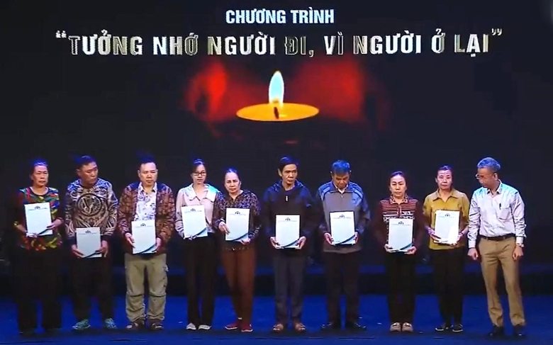 Xúc động chương trình "Tưởng nhớ người đi, vì người ở lại" tại Hải Phòng- Ảnh 1. Xúc động chương trình "Tưởng nhớ người đi, vì người ở lại" tại Hải Phòng- Ảnh 1.