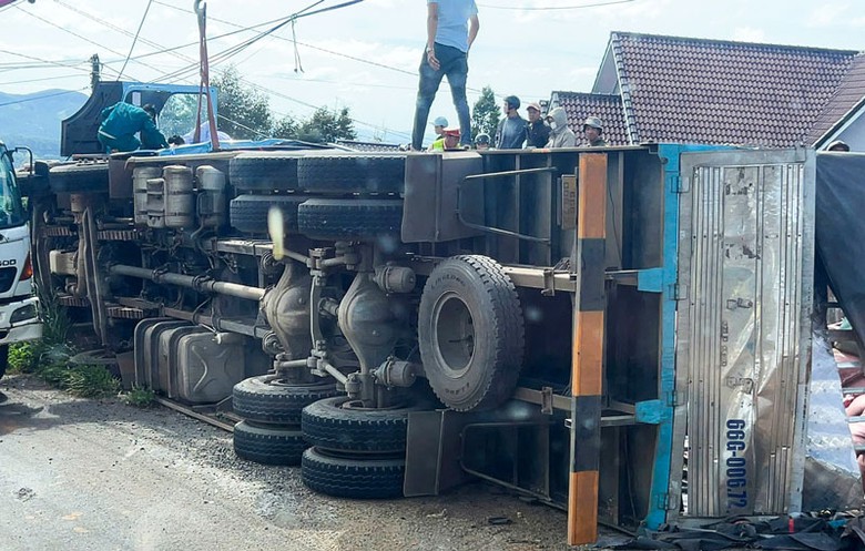 Hiện trường vụ lật xe tải tại khu vực đầu đ&egrave;o Ph&uacute; Sơn - Ảnh: Thụy Trang.