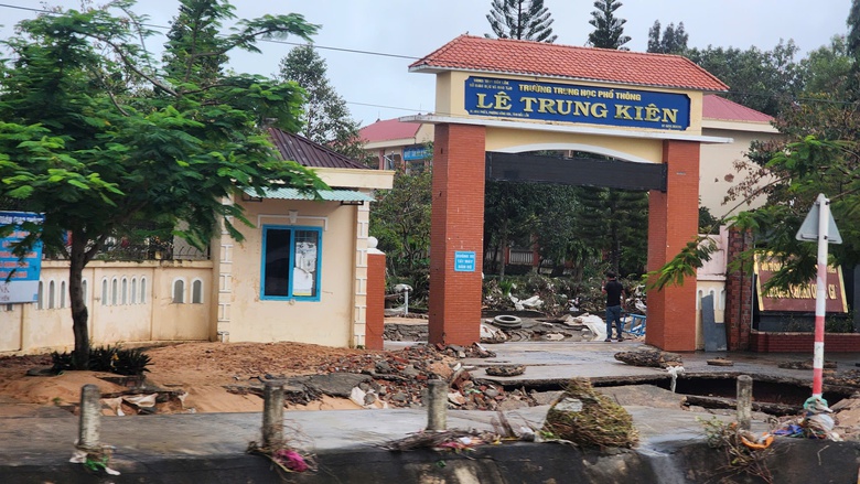 Báo Người Lao Động phát động chương trình “Triệu tập vở cho học sinh vùng bị thiên tai"- Ảnh 4. Báo Người Lao Động phát động chương trình “Triệu tập vở cho học sinh vùng bị thiên tai"- Ảnh 4.