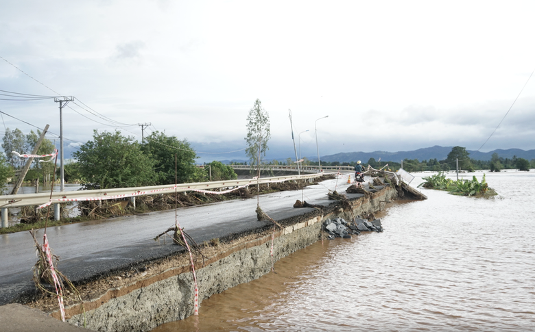 Công bố tình huống khẩn cấp về thiên tai trên QL1, đường Trường Sơn Đông- Ảnh 1. Công bố tình huống khẩn cấp về thiên tai trên QL1, đường Trường Sơn Đông- Ảnh 1.