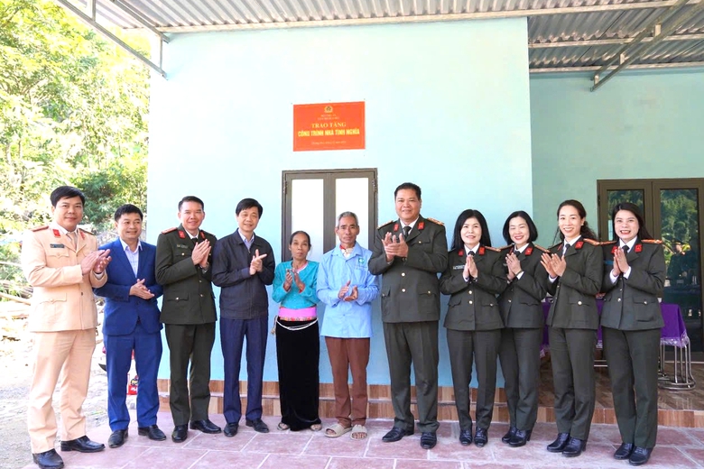 Bộ Công an trao nhà tình nghĩa cho hộ dân khó khăn tại xã Mường Hoa, Phú Thọ- Ảnh 1. Bộ Công an trao nhà tình nghĩa cho hộ dân khó khăn tại xã Mường Hoa, Phú Thọ- Ảnh 1.