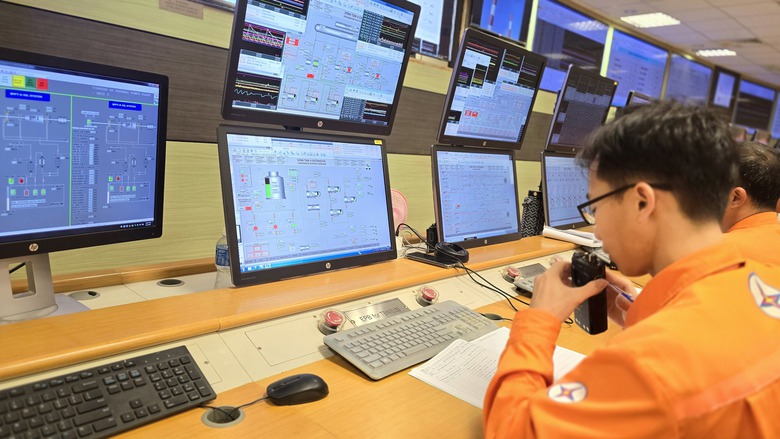 Tăng c&ocirc;ng suất nh&agrave; m&aacute;y thủy điện trong khu vực chịu ảnh hưởng của cơn b&atilde;o số 15- Ảnh 1.