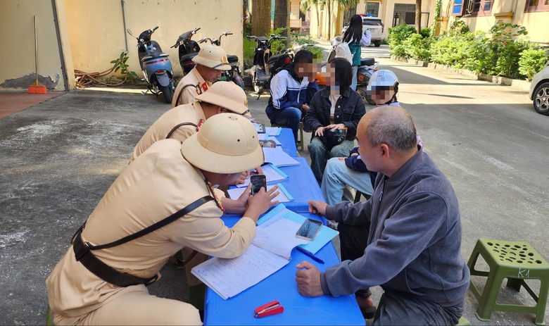 Bắc Ninh: Nhiều học sinh đi xe m&aacute;y vi phạm giao th&ocirc;ng bị xử phạt- Ảnh 11.