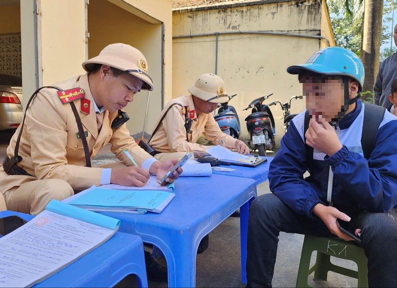 Bắc Ninh: Nhiều học sinh đi xe m&aacute;y vi phạm giao th&ocirc;ng bị xử phạt- Ảnh 7.