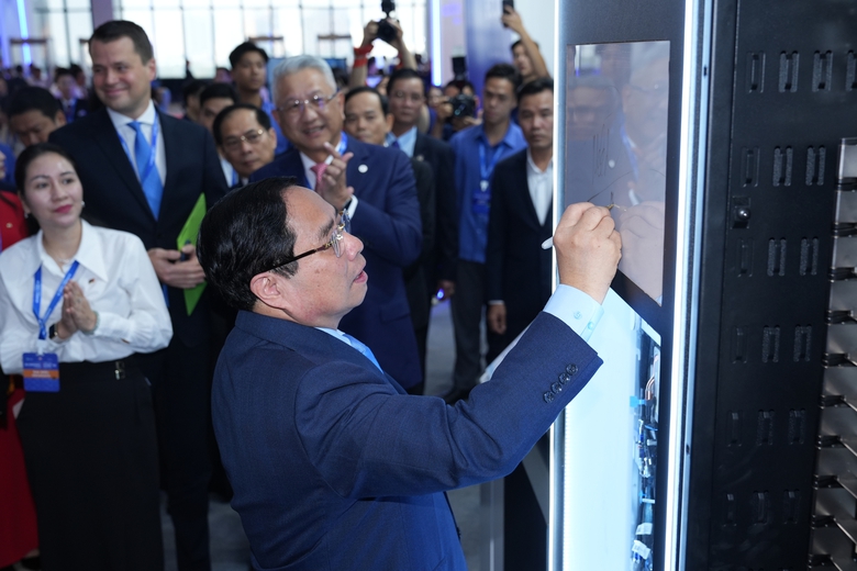 Diễn đàn Kinh tế mùa thu: Thủ tướng kêu gọi đoàn kết toàn cầu, thúc đẩy chuyển đổi số- Ảnh 3. Diễn đàn Kinh tế mùa thu: Thủ tướng kêu gọi đoàn kết toàn cầu, thúc đẩy chuyển đổi số- Ảnh 3.