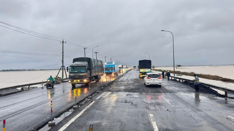 Bộ X&acirc;y dựng tiếp ứng vật tư, chỉ đạo xử l&yacute; sạt lở, huy động tổng lực mở đường sau lũ- Ảnh 1.