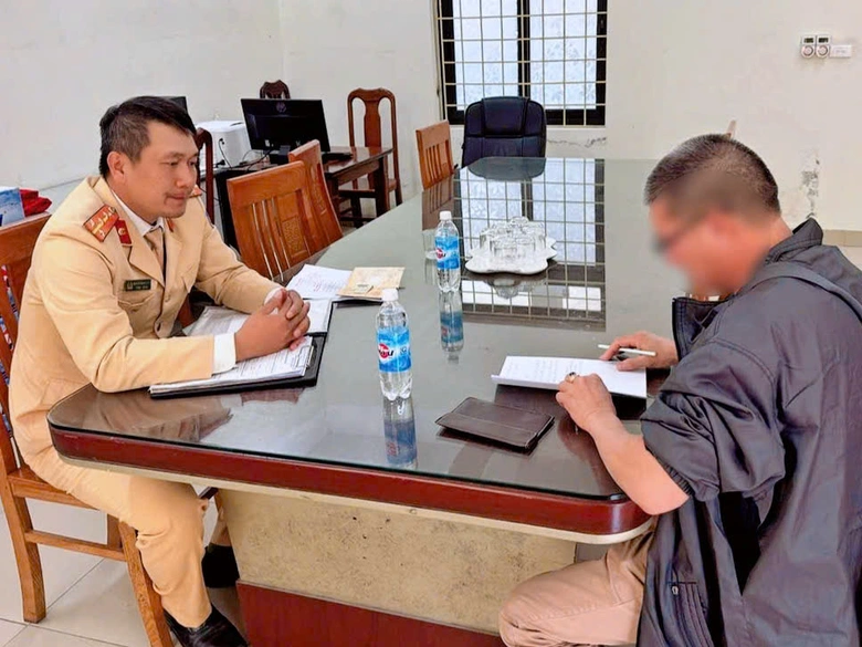 H&agrave; Nội: T&agrave;i xế &ocirc; t&ocirc; kh&aacute;ch cản trở xe ưu ti&ecirc;n tr&ecirc;n cầu Vĩnh Tuy bị phạt 7 triệu đồng- Ảnh 1.