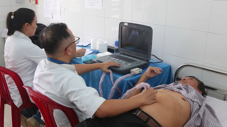 Khám bệnh, cấp thuốc miễn phí cho hơn 1.000 người dân ở Huế- Ảnh 2. Khám bệnh, cấp thuốc miễn phí cho hơn 1.000 người dân ở Huế- Ảnh 2.