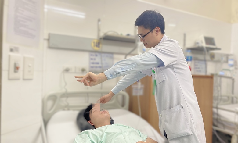 Cứu sống nam sinh sau can thiệp hút huyết khối tĩnh mạch não hiếm gặp- Ảnh 2. Cứu sống nam sinh sau can thiệp hút huyết khối tĩnh mạch não hiếm gặp- Ảnh 2.