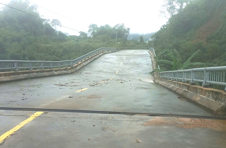 Huế: Nỗ lực khắc phục sạt lở, đảm bảo giao th&ocirc;ng sau lũ- Ảnh 10.