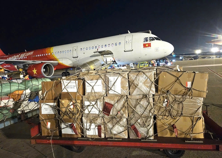 Những chuyến bay Vietjet chở đầy y&ecirc;u thương- Ảnh 3.