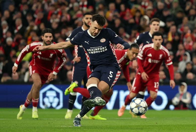 Thi đấu bạc nhược, Liverpool bị PSV đ&aacute;nh bại tại Champions League- Ảnh 1.