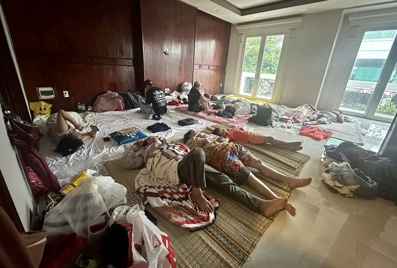 &Acirc;n t&igrave;nh trong lũ dữ: Chưa t&acirc;n gia đ&atilde; đ&oacute;n d&acirc;n tr&aacute;nh lũ, qu&ecirc;n ăn ngủ để k&ecirc;u gọi sẻ chia- Ảnh 2.