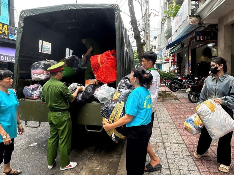 &Acirc;n t&igrave;nh trong lũ dữ: Chưa t&acirc;n gia đ&atilde; đ&oacute;n d&acirc;n tr&aacute;nh lũ, qu&ecirc;n ăn ngủ để k&ecirc;u gọi sẻ chia- Ảnh 3.