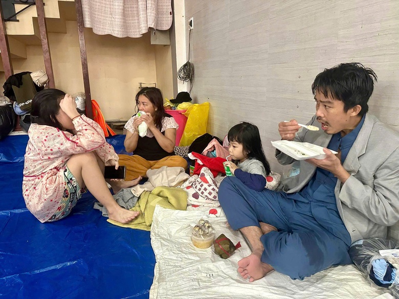 &Acirc;n t&igrave;nh trong lũ dữ: Chưa t&acirc;n gia đ&atilde; đ&oacute;n d&acirc;n tr&aacute;nh lũ, qu&ecirc;n ăn ngủ để k&ecirc;u gọi sẻ chia- Ảnh 4.