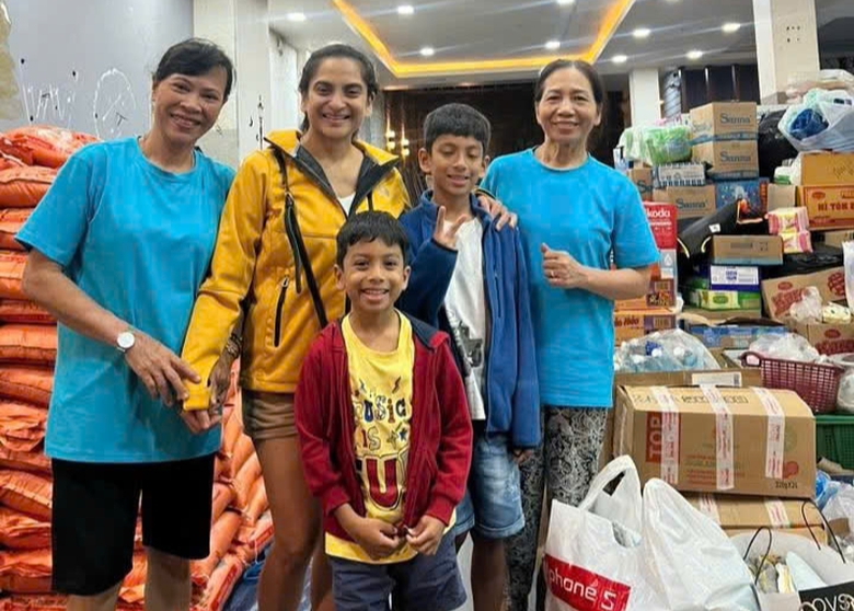 &Acirc;n t&igrave;nh trong lũ dữ: Chưa t&acirc;n gia đ&atilde; đ&oacute;n d&acirc;n tr&aacute;nh lũ, qu&ecirc;n ăn ngủ để k&ecirc;u gọi sẻ chia- Ảnh 5.