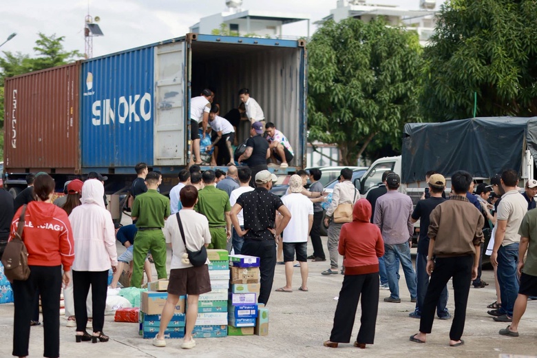 &Acirc;n t&igrave;nh trong lũ dữ: Chưa t&acirc;n gia đ&atilde; đ&oacute;n d&acirc;n tr&aacute;nh lũ, qu&ecirc;n ăn ngủ để k&ecirc;u gọi sẻ chia- Ảnh 6.