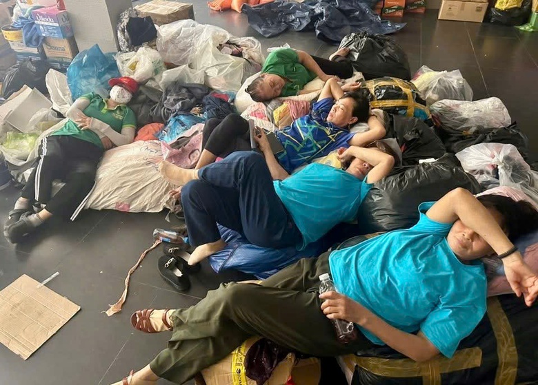 &Acirc;n t&igrave;nh trong lũ dữ: Chưa t&acirc;n gia đ&atilde; đ&oacute;n d&acirc;n tr&aacute;nh lũ, qu&ecirc;n ăn ngủ để k&ecirc;u gọi sẻ chia- Ảnh 7.