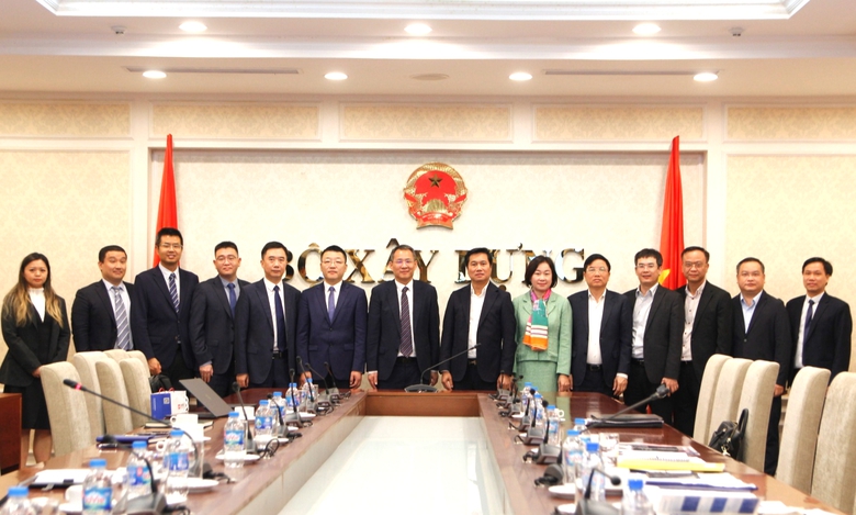 L&atilde;nh đạo Bộ X&acirc;y dựng chụp ảnh lưu niệm c&ugrave;ng Đo&agrave;n c&ocirc;ng t&aacute;c của Tập đo&agrave;n SZSC.