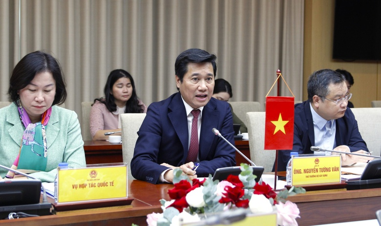 Thứ trưởng Bộ X&acirc;y dựng Nguyễn Tường Văn chủ tr&igrave; buổi l&agrave;m việc c&ugrave;ng Đo&agrave;n c&ocirc;ng t&aacute;c Sở Nh&agrave; ở v&agrave; x&acirc;y dựng đ&ocirc; thị n&ocirc;ng th&ocirc;n Khu tự trị d&acirc;n tộc Choang, tỉnh Quảng T&acirc;y (Trung Quốc).