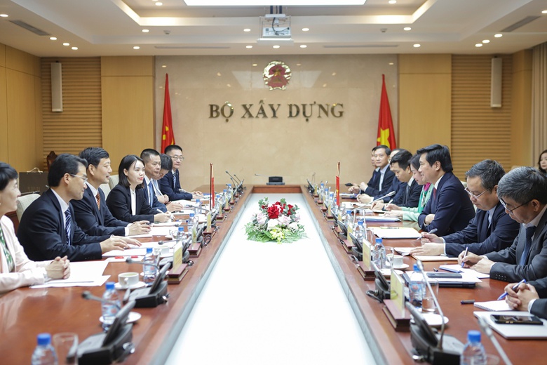 Bộ X&acirc;y dựng Việt Nam v&agrave; Sở Nh&agrave; ở v&agrave; x&acirc;y dựng đ&ocirc; thị n&ocirc;ng th&ocirc;n aKhu tự trị d&acirc;n tộc Choang, tỉnh Quảng T&acirc;y (Trung Quốc) đ&atilde; trao đổi kinh nghiệm trong lĩnh vực quy hoạch, ph&aacute;t triển nh&agrave; ở v&agrave; đ&ocirc; thị n&ocirc;ng th&ocirc;n.