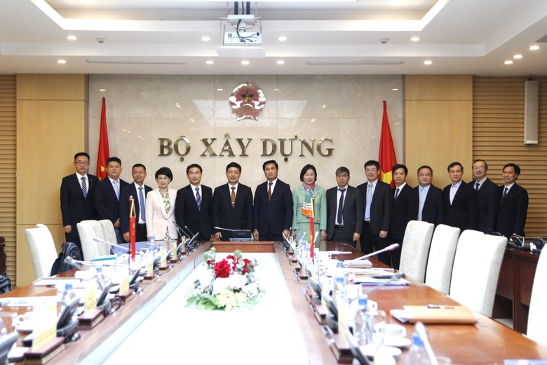 L&atilde;nh đạo Bộ X&acirc;y dựng chụp ảnh lưu niệm với Đo&agrave;n c&ocirc;ng t&aacute;c Sở Nh&agrave; ở v&agrave; x&acirc;y dựng đ&ocirc; thị n&ocirc;ng th&ocirc;n tỉnh Quảng T&acirc;y.