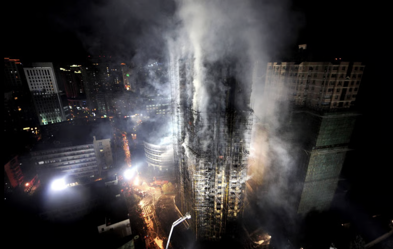 Vụ ch&aacute;y chung cư tại Hong Kong l&agrave;m dấy l&ecirc;n lo ngại rủi ro ch&aacute;y nổ từ gi&agrave;n gi&aacute;o tre- Ảnh 1.