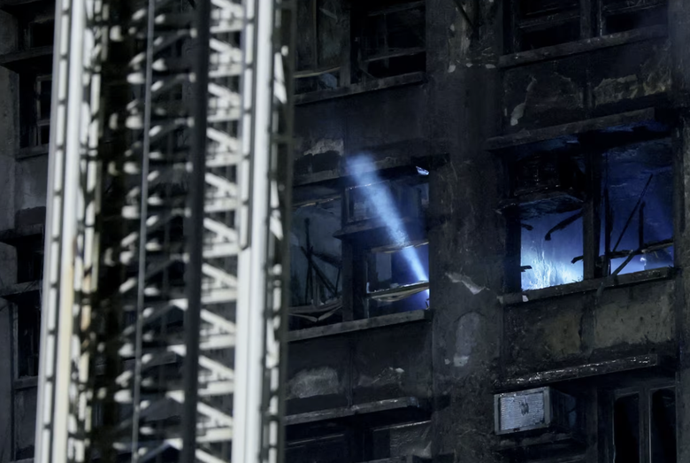 Th&ocirc;ng tin mới nhất vụ ch&aacute;y chung cư Hong Kong: Số người thiệt mạng tăng l&ecirc;n 65- Ảnh 1.