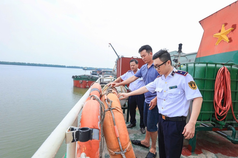 Quy định r&otilde; về kiểm tra, gi&aacute;m s&aacute;t chuy&ecirc;n ng&agrave;nh tại cảng, bến thuỷ, tr&aacute;nh lạm quyền- Ảnh 1.