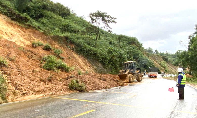 Huế: Nỗ lực khắc phục sạt lở, đảm bảo giao th&ocirc;ng sau lũ- Ảnh 1.