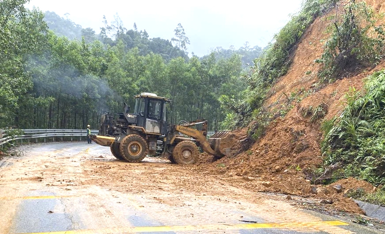 Huế: Nỗ lực khắc phục sạt lở, đảm bảo giao th&ocirc;ng sau lũ- Ảnh 5.