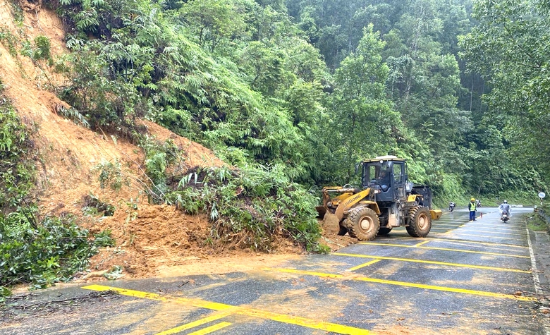 Huế: Nỗ lực khắc phục sạt lở, đảm bảo giao th&ocirc;ng sau lũ- Ảnh 2.