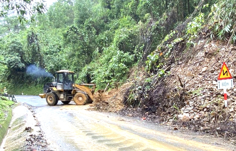 Huế: Nỗ lực khắc phục sạt lở, đảm bảo giao th&ocirc;ng sau lũ- Ảnh 6.