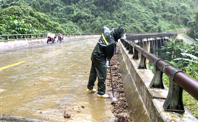 Huế: Nỗ lực khắc phục sạt lở, đảm bảo giao th&ocirc;ng sau lũ- Ảnh 8.